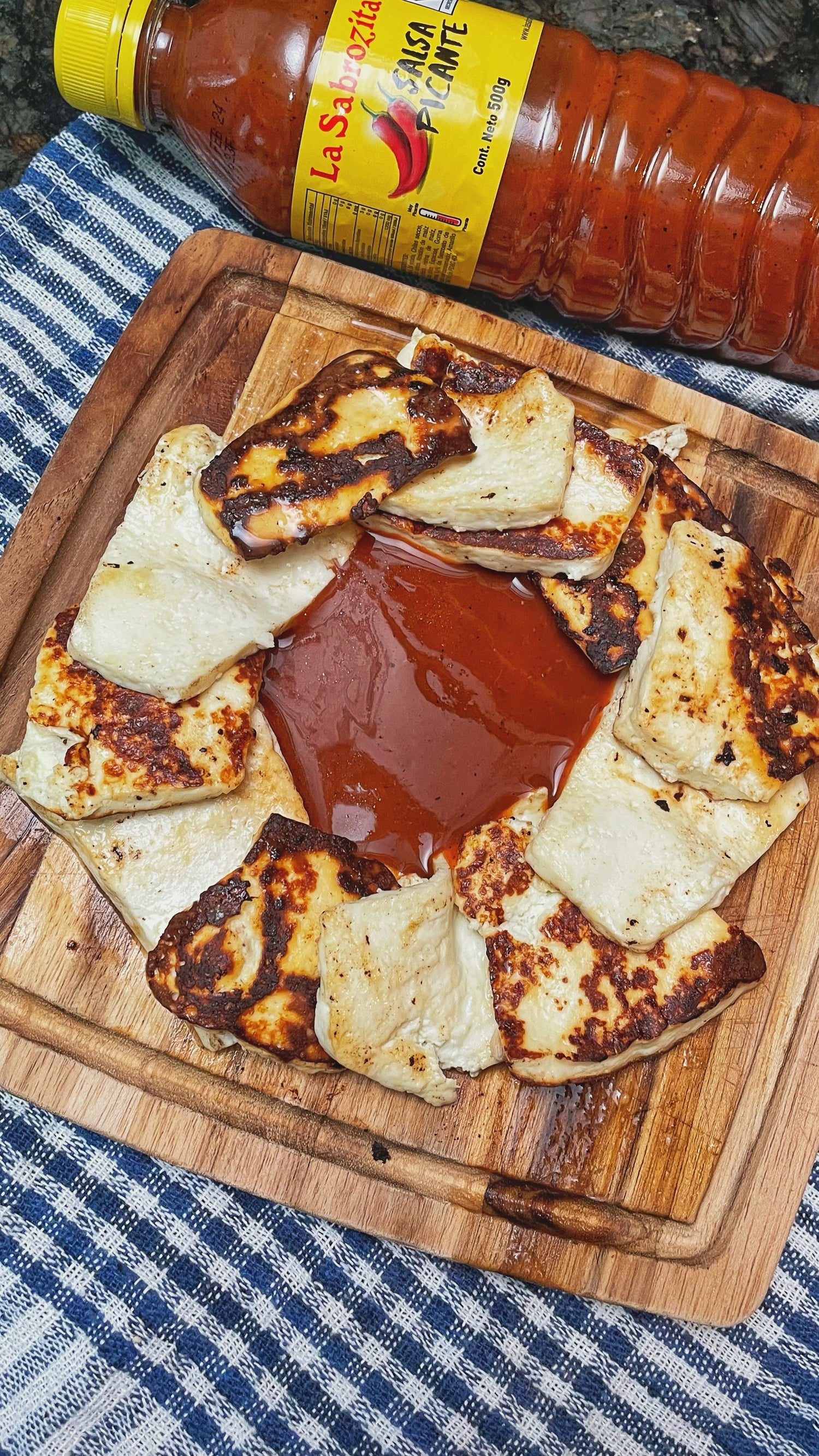 Queso Panela Asado con Salsa Snack